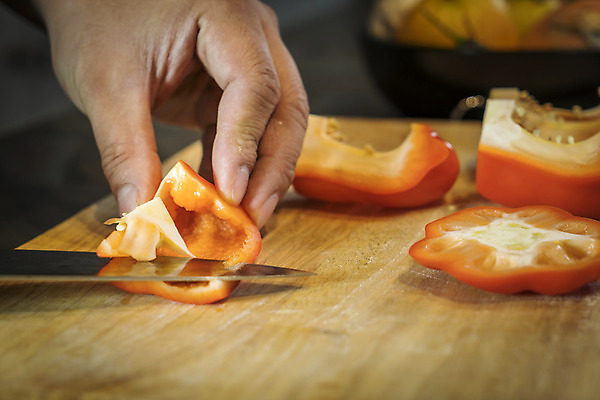 포토 JPG 해외이미지 손 남자 음식 조각 채소 부분 탁자 파프리카 도마 요리 사람없음 목재 빨간색 요리사 횡단보도 칼 닫기 자르기 준비 유기농 날것 후추 음식준비 해외202004 해외포토 나무 직업 웰빙 컬러 가구 재료 모션 주방용품 사람 신체부위 보행로 향신료 파일형식 이미지허브
