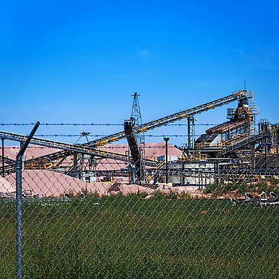 포토 JPG 해외이미지 산업 모래 비즈니스 교통시설 사람없음 울타리 금속 기계 장비 벨트 바위 업무 큼 땅 무거움 흙더미 찌그러짐 땅파기 채석 철강 추출 컨베어밸트 해외202004 해외포토 잡화 교통 컨셉 재질 담장 흙 돌_바위 작업 무게 크기 시설 파일형식 더미 이미지허브