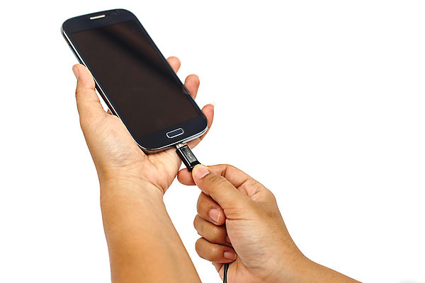 포토 JPG 해외이미지 아이콘 손 백그라운드 자연 모바일 세포 사람 사람없음 스마트폰 핸드폰 태양 디지털 스크린 힘 장비 터치 에너지 흰색 잡기 연결 USB 가득함 스마트 충전 고립 베터리 요금 충전기 공급 해외202004 해외포토 자연요소 컬러 컨셉 모션 신체부위 전자제품 스마트기기 기계 생태계 파일형식 이미지허브