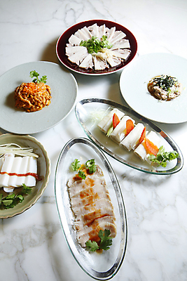 포토 JPG 해외이미지 접시 음식 육류 돼지고기 어류 사람없음 식당 중국 추위 흰색 상추 해산물 해외202004 해외포토 식기 아시아 컬러 채소 식재료 상점 수중동물 파일형식 이미지허브