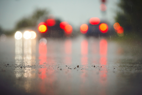 포토 JPG 해외이미지 도로 여행 교통시설 자동차 날씨 거리 안전 사람없음 빨간색 물 빛 반사 어둠 운전 젖음 흐름 추위 액체 닫기 떨어짐 위험 잼 빗방울 출퇴근 바쁨 시티라이프 폭풍 방법 해외202004 해외포토 자연요소 라이프스타일 길 육상교통 컬러 교통 컨셉 비즈니스 모션 비_날씨 소스_음식 시설 파일형식 이미지허브