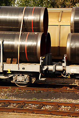 포토 JPG 해외이미지 산업 교통시설 자동차 사람없음 쌓기 금속 거래 기차 트럭 화물 바퀴 제조 상품 무역 부식 상업 마차 튜브 무거움 흙더미 로딩 분배 철강 파이프라인 해외202004 해외포토 육상교통 교통수단 교통 모션 재질 대중교통 흙 운송업 무게 시설 파이프_관 파일형식 더미 이미지허브