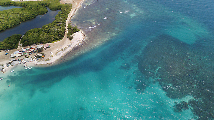 포토 JPG 해외이미지 모래 파도 바다 섬 여행 백그라운드 자연 하늘 휴가 안테나 풍경 사람없음 초록색 물 여름 파란색 맑음 만 정상 암초 석호 드론 이국적 터키석 파라다이스 해외202004 해외포토 자연요소 계절 컬러 통신 날씨 보석 생태계 파일형식 이미지허브