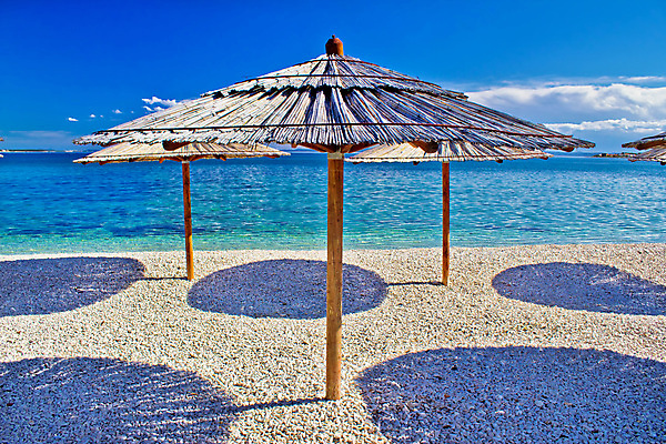 포토 JPG 해외이미지 모래 바다 섬 여행 백그라운드 우산 자연 하늘 휴가 휴식 풍경 사람없음 야외 물 여름 파란색 태양 평화 침묵 꿈 조약돌 만 고독 양산 크로아티아 가림막 터키석 파라다이스 수평선 해외202004 해외포토 자연요소 계절 감정 유럽 컬러 컨셉 소리 돌_바위 보석 생태계 파일형식 이미지허브