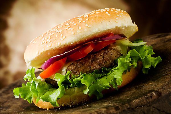 포토 JPG 해외이미지 패스트푸드 실내 사람없음 아웃포커스 한개 햄버거 인스턴트 정크푸드 나무받침 해외202004 해외포토 1 음식 촬영기법 내부 목재 받침대 파일형식 이미지허브