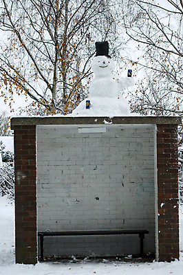 포토 JPG 해외이미지 겨울 눈사람 버스 맥주 사람없음 마시기 그만 해외202004 해외포토 계절 육상교통 모션 대중교통 주류 파일형식 이미지허브