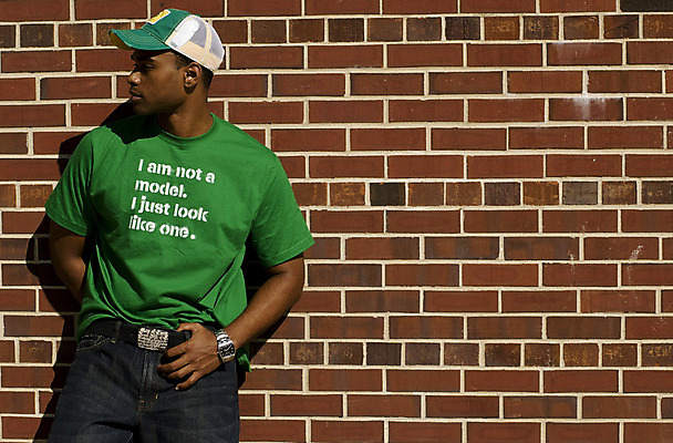 포토 JPG 해외이미지 모델 남자 티셔츠 청소년 한명 20대 가로 초록색 컬러풀 유행 검은색 청바지 아프리카인 미국문화 고립 심각 캡모자 해외202004 해외포토 외국인 모자_잡화 1 컬러 컨셉 셔츠 바지 사람 청년 서양문화 파일형식 이미지허브