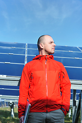 포토 JPG 해외이미지 주간 남자 하늘 한명 들기 상반신 성인 야외 앞모습 노트북 주머니손 태양에너지 집열판 성인남자한명만 해외202004 해외포토 자연요소 1 뷰포인트 모션 사람 전자제품 그린에너지 남자한명만 성인남자만 파일형식 이미지허브