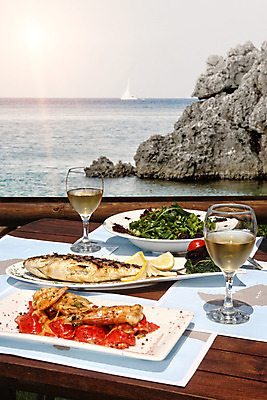 포토 JPG 해외이미지 접시 음식 파도 바다 섬 탁자 휴가 새우 어류 풍경 사람없음 야외 식당 와인 샐러드 해산물 그리스 시금치 해외202004 해외포토 식기 유럽 가구 채소 주류 갑각류 상점 수중동물 파일형식 이미지허브