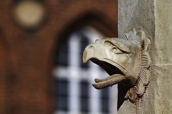 포토 JPG 해외이미지 응시 조각 조류 덴마크 사람없음 조각상 피규어 회색 화려 깃털 분수 부리 독수리 대가리 해외202004 해외포토 동물 시선 컬러 컨셉 북유럽 조형물 미니어처 파일형식 이미지허브