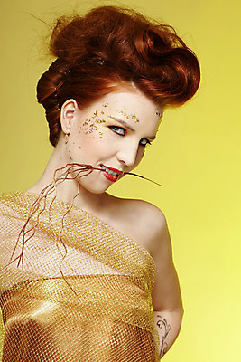 포토 JPG 해외이미지 백인 모델 라이프스타일 헤어스타일 응시 여자 유럽 얼굴 한명 사람 노란색 유행 가을 흰색 나뭇가지 화려 우아함 빨간머리 해외202004 해외포토 서양인 나무 1 시선 계절 나라 컬러 컨셉 생활 신체부위 파일형식 이미지허브