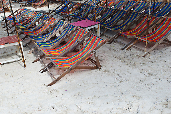 포토 JPG 해외이미지 모래 바다 여행 의자 우산 자연 하늘 휴가 휴식 사람없음 야외 목재 물 파란색 햇빛 태양 침묵 휴게실 가장자리 유혹 휴양지 안락의자 장면 멀리 S 해외202004 해외포토 자연요소 나무 알파벳 컬러 가구 컨셉 재료 소리 장소 둘레 생태계 파일형식 이미지허브
