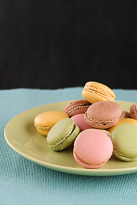 포토 JPG 해외이미지 접시 검은배경 실내 사람없음 쌓기 식탁보 달콤 마카롱 해외202004 해외포토 식기 백그라운드 모션 디저트 내부 검은색 맛 파일형식 이미지허브