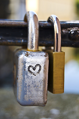 포토 JPG 해외이미지 전통 행복 문화 결혼 컨셉 관계 아이디어 자물쇠 발렌타인데이 사랑 안전 사람없음 야외 울타리 쌓기 금속 우정 하트 최고 그룹 접속 큼 다발 철 심볼 부식 잠금 보안 열쇠구멍 체코 약혼 프라하 중독 흙더미 부적 영원 철강 철책 통일 해외202004 해외포토 모양 감정 유럽 모션 데이이벤트 재질 이벤트 친구 담장 흙 크기 약속 파일형식 더미 이미지허브