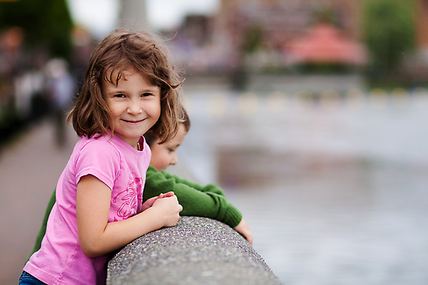 포토 JPG 해외이미지 백인 응시 여자 남자 호수 어린이 가족 소년 두명 물 울타리 강 손목시계 언니 남동생 해외202004 해외포토 자연요소 서양인 시선 시계 장신구 관계 사람 담장 자매 동생 파일형식 이미지허브