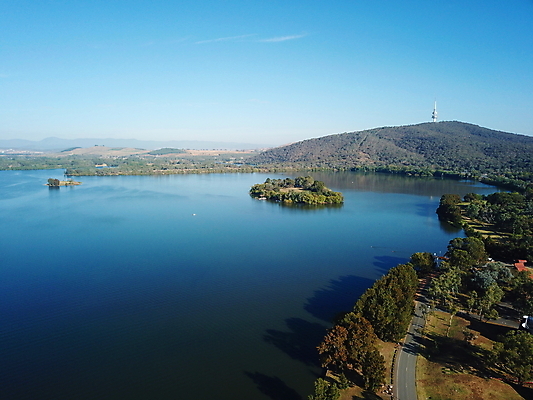 포토 JPG 해외이미지 나무 공원 도로 호수 하늘 산 거리 주택 안테나 파노라마 풍경 사람없음 야외 건물 파란색 강 도시풍경 사무실 탑 검은색 축제 도시 도심 호주 영토 스카이라인 국회 해외202004 해외포토 식물 건축물 공공시설 길 컬러 비즈니스 통신 교통시설 촬영기법 오세아니아 파일형식 이미지허브