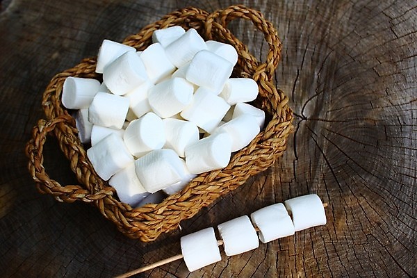 포토 JPG 해외이미지 음식 디저트 사탕 사람없음 목재 바구니 흰색 시골 달콤 그릴 설탕 굽기 부드러움 칼로리 솜털 마시멜로우 해로움 해외202004 해외포토 나무 컬러 컨셉 재료 주방용품 감각 맛 구이 파일형식 이미지허브