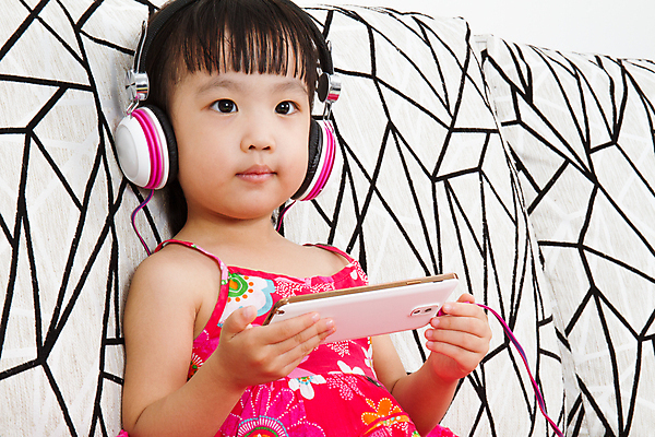 포토 JPG 해외이미지 라이프스타일 여자 교육 행복 어린이 음악 이어폰 의자 통신 놀이 모바일 휴식 한명 사람 앉기 동양인 스마트폰 핸드폰 소파 헤드폰 중국 듣기 게임 메시지 달콤 작음 전화기 말레이시아 셀룰러 해외202004 해외포토 1 감정 아시아 음향기기 가구 컨셉 모션 문화예술 인종 생활 전자제품 스마트기기 맛 크기 파일형식 이미지허브