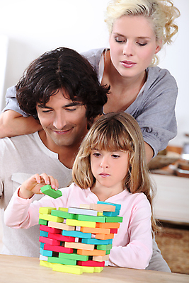 포토 JPG 해외이미지 백인 전통 딸 유럽 어린이 가족 놀이 엄마 벽돌 건물 목재 세로 세명 부모 컬러풀 장난감 쌓기 탑 침묵 블록 게임 아빠 집중 해외202004 해외포토 서양인 나무 건축물 나라 컬러 컨셉 재료 관계 모션 사람 소리 파일형식 이미지허브