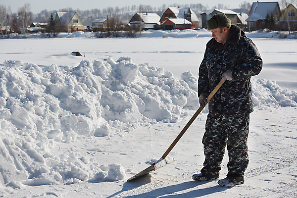 포토 JPG 해외이미지 남자 겨울 한명 들기 사람 성인 야외 옆모습 공구 작업 청소 눈치우기 제설 제설기 성인남자한명만 해외202004 넉가래 해외포토 1 계절 뷰포인트 모션 도구 치우기 남자한명만 성인남자만 파일형식 제설도구 이미지허브