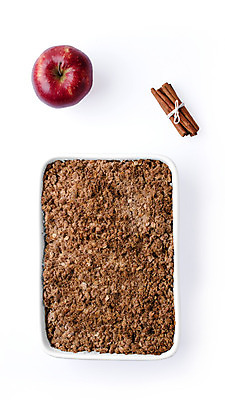 포토 JPG 해외이미지 전통 접시 영어 열매 리본 음식 빵 컨셉 크리스마스 과일 디저트 영국 요리 사람없음 빨간색 케이크 껍질 흰색 달콤 아침식사 사과 굽기 활 복숭아 토핑 푸딩 자두 부스러기 섞기 시나몬 정물화 타르트 페스츄리 핸드메이드 귀리 해외202004 해외포토 식물 문자 식기 기념일 유럽 컬러 곡류 식사 맛 구이 그림 파이_빵 파일형식 이미지허브