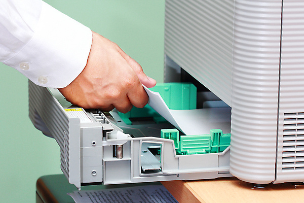 포토 JPG 해외이미지 손 남자 종이 셔츠 노동자 직장 실내 사람 성인 사람없음 초록색 사무실 쌓기 기계 공백 흰색 업무 작업 비즈니스맨 기다림 문서 팩스 스캐너 해외202004 해외포토 직업 컬러 상의 회사 비즈니스 모션 내부 신체부위 사무용품 직장인 파일형식 이미지허브