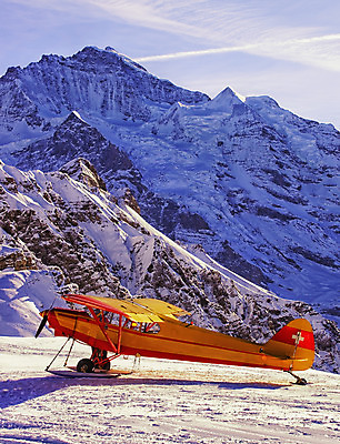 포토 JPG 해외이미지 계절 여행 겨울 하늘 산 비행기 경사 사람없음 빨간색 파란색 노란색 흰색 공항 스위스 언덕 항공 알프스 산악지대 절정 해외202004 해외포토 유럽 컬러 항공교통 교통시설 대중교통 파일형식 이미지허브
