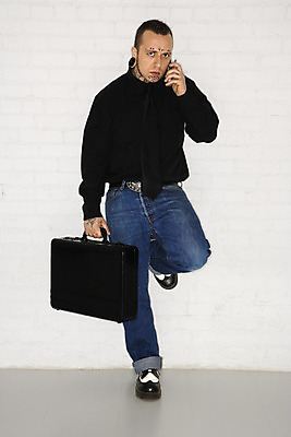 포토 JPG 해외이미지 스튜디오촬영 전신 백인 응시 남자 포즈 서류가방 통신 청소년 실내 한명 서기 사람 성인 30대 스마트폰 마주보기 사진촬영 기댐 잡기 문신 개성 바디페인팅 해외202004 해외포토 서양인 1 시선 가방 모션 내부 장년 핸드폰 스마트기기 촬영 파일형식 이미지허브