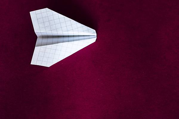 포토 JPG 해외이미지 종이 실내 사람없음 한개 종이비행기 모눈종이 보라색배경 해외202004 해외포토 1 백그라운드 내부 보라색 종이접기 파일형식 이미지허브