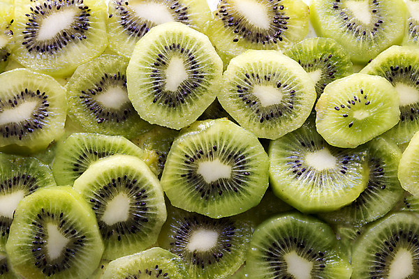 포토 JPG 해외이미지 식물 음식 조각 백그라운드 과일 자연 건강 키위 요리 씨앗 사람없음 초록색 흰색 신선 맛 자르기 먹기 싱글 유기농 슬라이스 숙성 해외202004 해외포토 웰빙 컬러 컨셉 모션 생태계 파일형식 이미지허브