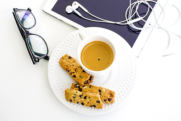 포토 JPG 해외이미지 커피 백그라운드 인터넷 비즈니스 통신 탁자 휴식 직장 사람없음 목재 책 컵 컴퓨터 사무실 알약 크래커 쿠키 우주 디지털 스크린 공책 웹 공백 터치 흰색 업무 뉴스 정상 휴대용 무선전화기 책상 전자 멀티미디어 단절 해외202004 해외포토 나무 식기 음료 컬러 가구 컨셉 회사 재료 문구용품 디저트 전자제품 약 작업 전화기 오브젝트 파일형식 이미지허브