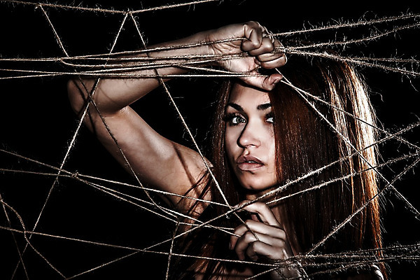 포토 JPG 해외이미지 백인 응시 여자 감정 무기 선 밧줄 백그라운드 관리 그림자 한명 빛 유행 검은색 어둠 힘 놀람 자유 흰색 운명 표현 잡기 그물 좌절 울음 야간 무서움 열정 거미 노끈 종료 비명 해외202004 해외포토 자연요소 서양인 1 시선 줄 컬러 곤충 컨셉 모션 표정 사람 파일형식 이미지허브