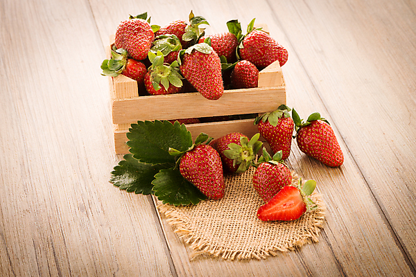 포토 JPG 해외이미지 딸기 단면 실내 사람없음 달콤 나무상자 담기 슬라이스 나무탁자 해외202004 해외포토 과일 모션 탁자 내부 상자 맛 파일형식 이미지허브