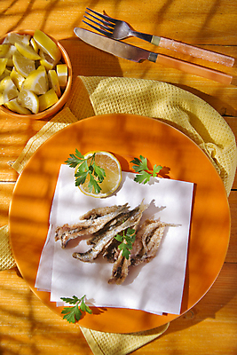 포토 JPG 해외이미지 접시 포크 실내 사람없음 튀김 식탁보 나이프 레몬 슬라이스 과일조각 멸치 앤초비 나무배경 해외202004 해외포토 식기 음식 조각 백그라운드 과일 어류 내부 칼 파일형식 이미지허브