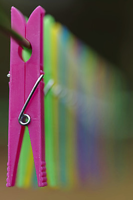 포토 JPG 해외이미지 옷 선 분홍색 백그라운드 컨셉 추상 건조 집게 사람없음 야외 세로 세트 컬러풀 금속 봄 닫기 플라스틱 오브젝트 클립 빨래집게 블러 신발장 줄서기 해외202004 해외포토 계절 컬러 무늬 모션 재질 파일형식 이미지허브