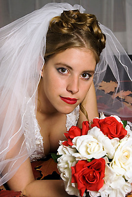 포토 JPG 해외이미지 여자 꽃다발 웨딩드레스 결혼 잎 한명 침실 가을 베일 해외202004 해외포토 식물 1 드레스 계절 꽃 사람 이벤트 파일형식 이미지허브