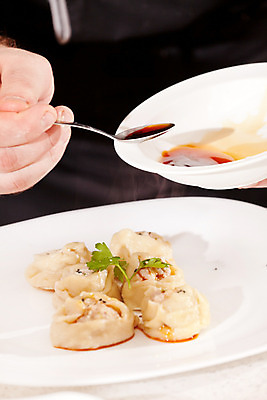 포토 JPG 해외이미지 손 남자 음식 빵 손가락 주방용품 주택 파슬리 건강 육류 요리 사람없음 장식 주방 식당 요리사 신선 자르기 먹기 준비 밀가루 폭식 라비올리 페스츄리 해외202004 해외포토 직업 생활용품 채소 식재료 모션 사람 건물 신체부위 상점 가루 파일형식 이미지허브