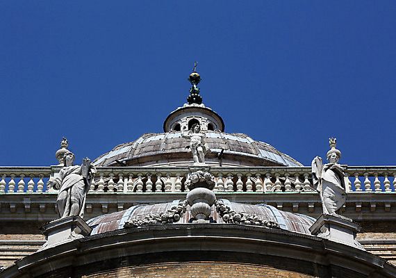 포토 JPG 해외이미지 종교 조각 건축양식 천사 미술 사람없음 건물 조각상 교회 성경 이탈리아 천주교 골동품 도시 파마 중세 성자 심볼 신성 마리아 천연기념물 르네상스 바실리카 보호구역 사당 신앙심 옛날 해외202004 해외포토 헤어스타일 건축물 건축 유럽 종교용품 종교건축 문화예술 조형물 역사 구역 파일형식 이미지허브
