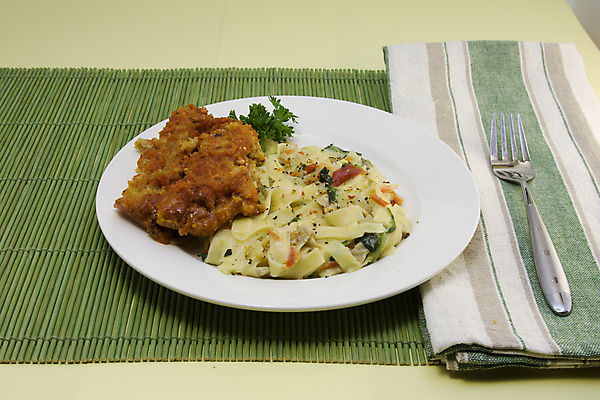 포토 JPG 해외이미지 접시 음식 포크 토마토 파스타 육류 사람없음 빨간색 초록색 식사 저녁식사 치킨 이탈리아 신선 면 고명 냅킨 후추 해외202004 해외포토 식기 유럽 컬러 채소 식재료 서양음식 향신료 닭고기요리 파일형식 이미지허브