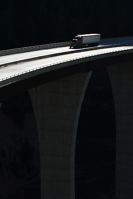 포토 JPG 해외이미지 산업 도로 여행 이동 교통시설 사람없음 트럭 화물 바퀴 고속도로 상업 트랙터 짐차 트레일러 기간 디젤 조작 콘크리트 해외202004 해외포토 길 교통 컨셉 자동차 운송업 농기계 시설 특수차량 파일형식 이미지허브