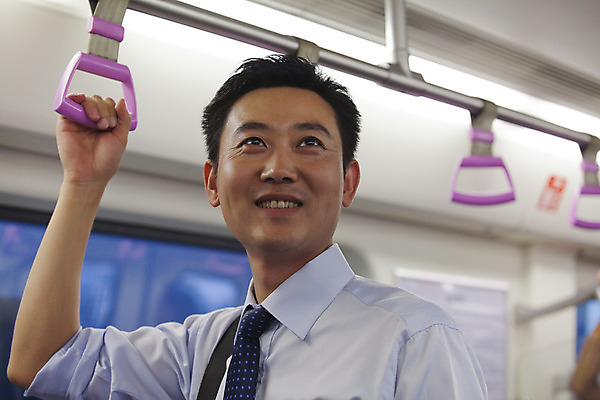 포토 JPG 해외이미지 응시 비즈니스 교통시설 휴식 짧은머리 실내 한명 가로 30대 컬러풀 고요 잡기 도시 비즈니스맨 전철 해외202004 해외포토 1 헤어스타일 시선 남자 육상교통 컬러 교통 컨셉 모션 대중교통 사람 내부 장년 직장인 시설 파일형식 이미지허브