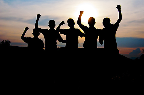 포토 JPG 해외이미지 구름 남자 행복 실루엣 무기 여행 자연 하늘 성공 산 관리 서기 사람 풍경 소년 사람없음 야외 햇빛 태양 일출 힘 등산 에너지 자유 바위 정상 언덕 스카이라인 무료 필승 해외202004 해외포토 자연요소 감정 어린이 컨셉 모션 촬영기법 노을 트래킹 돌_바위 우승 생태계 파일형식 이미지허브