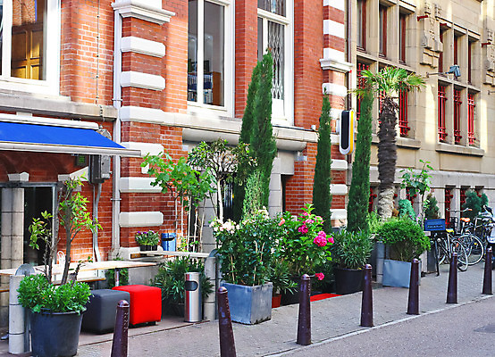 포토 JPG 해외이미지 나무 식물 전통 디자인 외관 꽃 유럽 문화 도로 커피 벽 여행 가구 의자 비즈니스 건축양식 창문 탁자 휴가 거리 주택 사람없음 야외 건물 목재 여름 유행 문 상점 식당 꽃병 자전거 카페 바위 기둥 도시 냄비 사인 네덜란드 복고 타운 암스테르담 옛날 해외202004 해외포토 건축물 계절 건축 나라 길 음료 생활용품 재료 교통시설 바이크 돌_바위 솥 파일형식 이미지허브