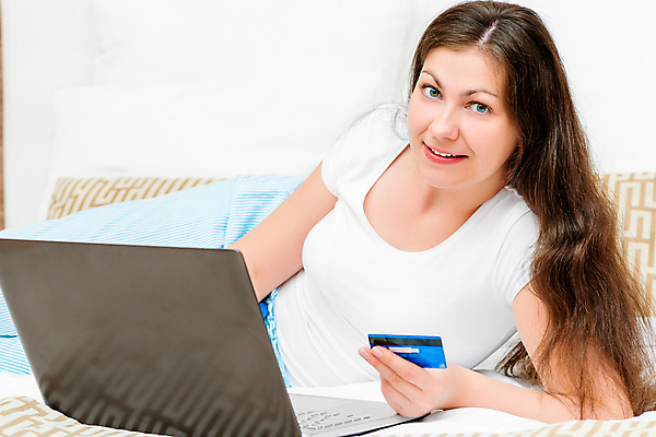 포토 JPG 해외이미지 백인 여자 휴식 실내 한명 사람 상반신 성인 옆모습 노트북 쇼핑 눕기 침대 잡기 신용카드 구매 고객 결제 온라인쇼핑 성인여자한명만 해외202004 해외포토 서양인 1 뷰포인트 가구 컨셉 모션 내부 금융 전자제품 온라인 여자한명만 성인여자만 파일형식 이미지허브