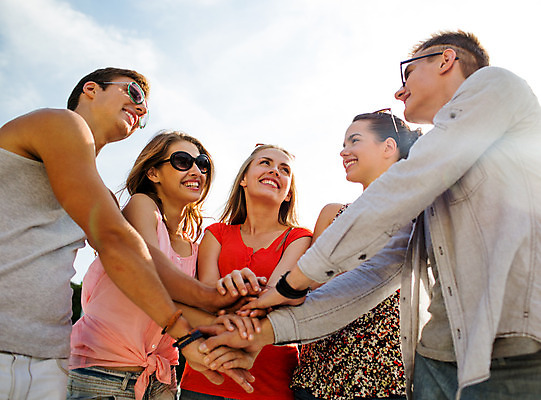 포토 JPG 해외이미지 라이프스타일 커플 공원 여자 남자 안경 여행 휴가 함께함 매달리기 관리 대화 미소 웃음 사람 여러명 야외 여름 친구 선글라스 쌓기 여행객 우정 도시 그룹 정상 큼 그늘 타운 흙더미 동의 해외202004 해외포토 잡화 계절 공공시설 다수 컨셉 관계 모션 표정 말하기 생활 흙 크기 파일형식 더미 이미지허브