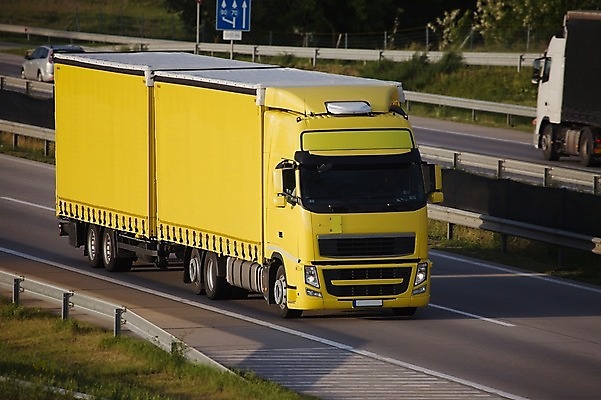 포토 JPG 해외이미지 도로 교통시설 모션 숙이기 사람없음 경제 달리기 노란색 운전 화물 운반 고속도로 상품 큼 속도 무역 상업 짐차 무거움 엔진 트레일러 방법 카피스페이스 해외202004 해외포토 산업 길 컬러 포즈 교통 자동차 공백 운송업 무게 크기 시설 파일형식 이미지허브