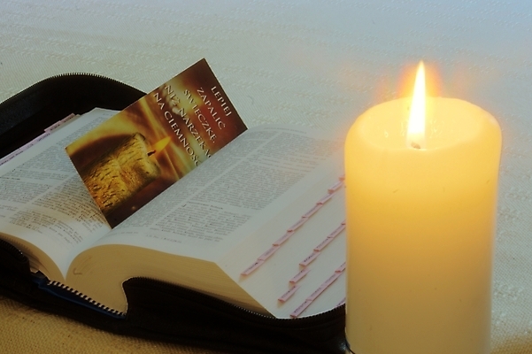 포토 JPG 해외이미지 기독교 종교 종이 십자가 크리스마스 하늘 불 사랑 사람없음 책 파란색 빛 교회 믿음 성경 방 흰색 죽음 기록 예수 분위기 성자 심볼 신성 천국 대본 신앙심 옛날 접기 제단 생존 해외202004 해외포토 자연요소 기념일 감정 컬러 컨셉 종교용품 모션 신_종교 파일형식 이미지허브