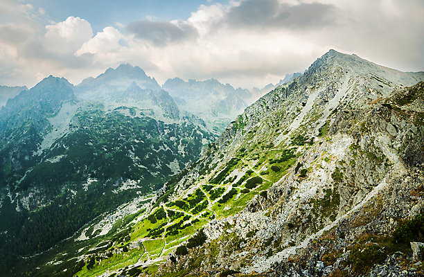포토 JPG 해외이미지 식물 구름 길 여행 자연 하늘 산 풍경 경사 사람없음 야외 초록색 파란색 여행객 바위 정상 언덕 멀리 흐림 슬로바키아 절정 지그재그 해외202004 해외포토 자연요소 유럽 컬러 날씨 사람 돌_바위 생태계 파일형식 이미지허브