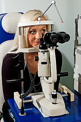 포토 JPG 해외이미지 응시 한명 의사 주기 시력 비전 검안사 해외202004 해외포토 직업 1 시선 모션 사람 의료진 파일형식 안경사 이미지허브