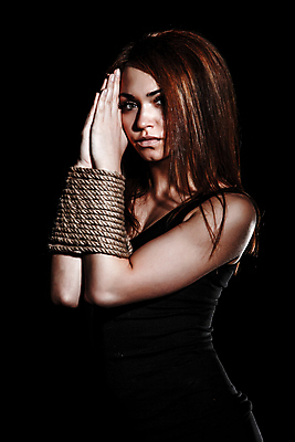 포토 JPG 해외이미지 백인 여자 감정 무기 밧줄 백그라운드 컨셉 넥타이 함께함 관리 한명 갈색 검은색 어둠 새벽 고통 자유 슬픔 흰색 기도 표현 상처 울음 야간 쇠사슬 감옥 눈물 열정 무료 죄수 해외202004 해외포토 자연요소 서양인 1 잡화 줄 컬러 표정 사람 파일형식 이미지허브